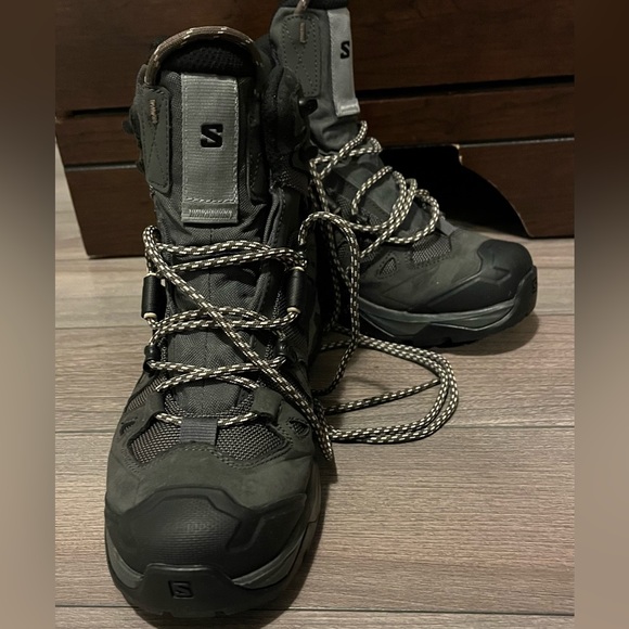 Woman’s Salomon hikers. Quest 4. Waterproof GTX. Size 7. - Picture 2 of 3